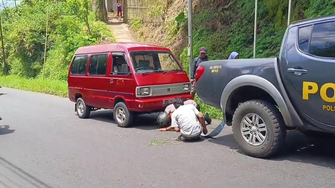 Cerita Ranger Polisi di Garut, Setiap Hari Derek Mobil Wisatawan yang Mogok di Tanjakan