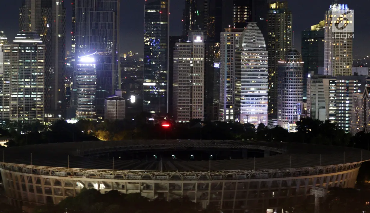 Suasana Stadion Utama Gelora Bung Karno (GBK) saat lampu dipadamkan pada peringatan Earth Hour 2018 di Jakarta, Sabtu (24/3). Peringatan Earth Hour di Jakarta untuk pertama kalinya digelar di GBK setelah direnovasi. (Liputan6.com/Johan Tallo)