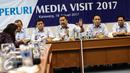Direktur Utama Perum Peruri, Prasetyo (tengah) memberikan paparan saat mengikuti Peruri media visit 2017 di Perusahaan Umum Percetakan Uang Indonesia (Peruri), Karawang, Jawa Barat, Rabu (18/1). (Liputan6.com/Faizal Fanani)