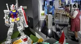 Sejumlah siswa mencoba permainan pada AI and Robotic Innovation Expo 2024 di Pluit Village Mall, Jakarta, Jumat (25/10/2024). (Liputan6.com/Herman Zakharia)