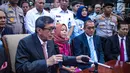 Menkumham Yasonna Laoly memberi keterangan pers setelah tiba di Bandara Halim Perdanakusuma, Jakarta, Senin (11/3). Yasona menyebutkan Jaksa Agung Malaysia menggunakan wewenangnya untuk tidak melanjutkan penuntutan. (Liputan6.com/Faizal Fanani)