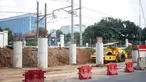 Pekerja menyelesaikan pembangunan Flyover Poltangan di kawasan Tanjung Barat, Jakarta, Rabu (29/1/2020). Pembangunan flyover ini menuai protes dari Aliansi Warga Pejaten Timur dan Tanjung Barat karena membuat warga harus memutar jauh jika pembangunan sudah rampung. (Liputan6.com/Immanuel Antonius)
