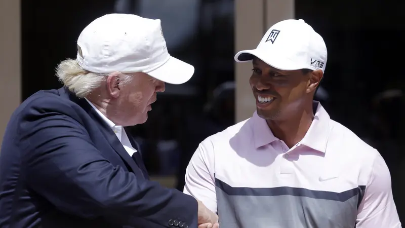 Tiger Woods bersalaman dengan Presiden AS Donald Trump di sebuah kompetisi golf (AP)