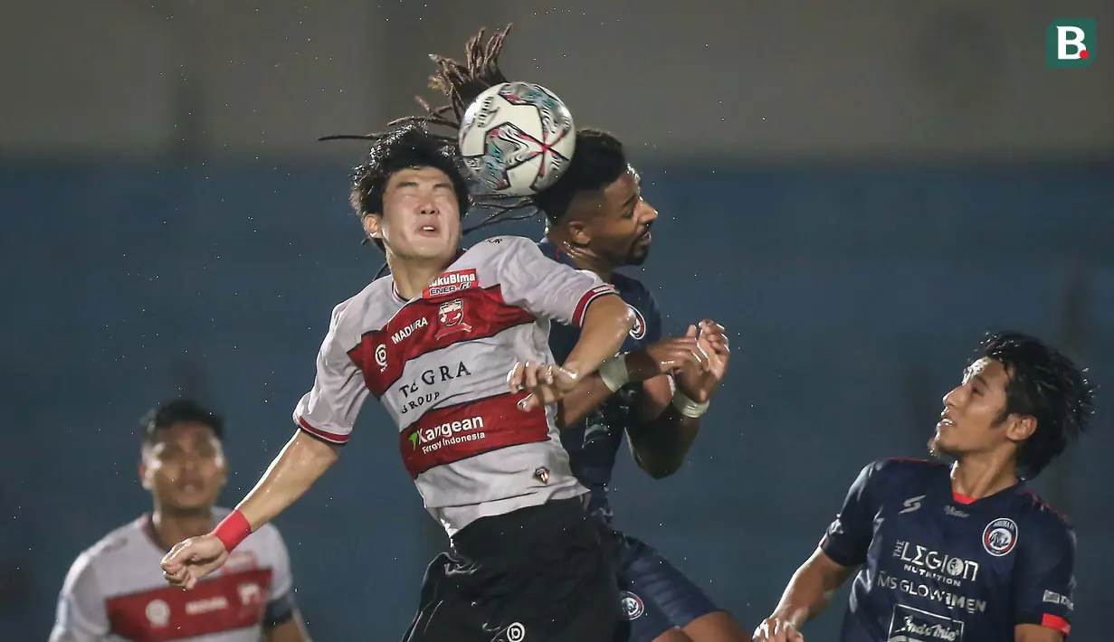 Di kubu Arema, ketika dapat bola, mereka terkesan buru-buru melakukan serangan. Fortes sering kehilangan bola karena saat menyerang mereka harus berhadapan dengan kuartet lini pertahanan Madura United. (Bola.com/Bagaskara Lazuardi)