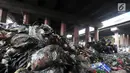 Petugas PPSU menggunakan alat berat mengangkut sampah di kolong Tol Wiyoto-Wiyono, Sungai Bambu, Jakarta, Selasa (15/1). Dalam sehari petugas kebersihan mengangkut sampah hingga 10 truk dengan berat total sekitar 100 ton. (Merdeka.com/Iqbal S. Nugroho)