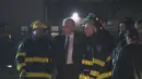 Cawapres AS dari Partai Republik, Mike Pence berbincang dengan petugas setelah pesawat yang ditumpanginya tergelincir di salah satu landasan pacu bandara La Guardia, New York, saat mendarat, Kamis (27/10). (TV Network Pool via AP)