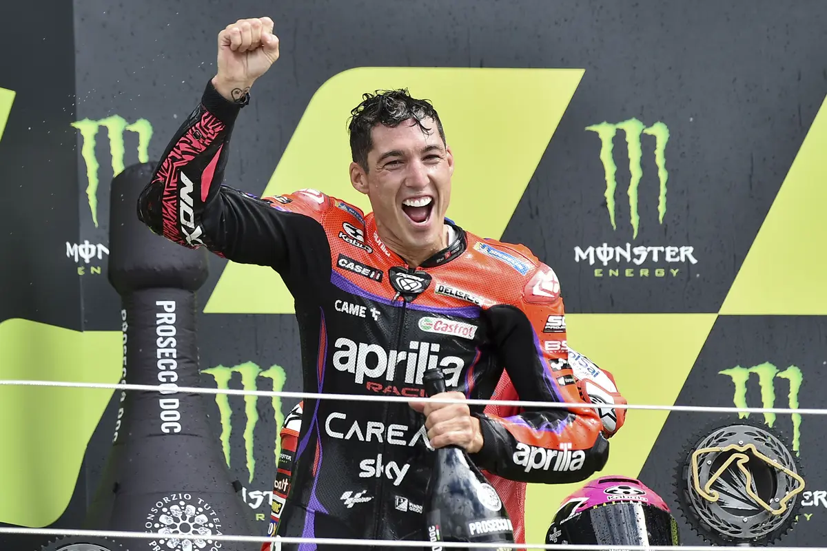 Foto: Duel Sengit Nan Seru di MotoGP Inggris, Aleix Espargaro Salip Pecco Bagnaia di Lap Akhir