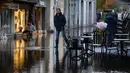 Para pemilik toko lokal berdiri di jalan yang tergenang banjir setelah daerah tersebut terkena dampak badai besar di Quimper, Prancis Barat, pada 29 Oktober 2023. (Fred TANNEAU/AFP)