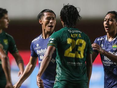 Gesekkan antar pemain tak bisa dihindari ketika Persebaya Surabaya bertemu Persib Bandung. Bek kanan Persebaya Ady Setiawan terlihat emosi dan tidak bisa menerima ketika Mark Klok melanggar Bruno Moreira. (Bola.com/Bagaskara Lazuardi)