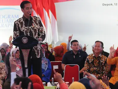 Presiden Joko Widodo atau Jokowi memberi sambutan saat menyalurkan bantuan sosial Program Keluarga Harapan (PKH) dan Bantuan Pangan Non Tunai (BPNT) kepada seribu warga Depok, Jawa Barat, Selasa (12/2). (Liputan6.com/Herman Zakharia)