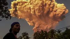 Seorang penduduk desa menyaksikan letusan Gunung Lewotobi Laki-Laki yang terlihat dari desa Talibura di Sikka, Nusa Tenggara Timur, pada 17 Juni 2025. (Foto oleh AFP)