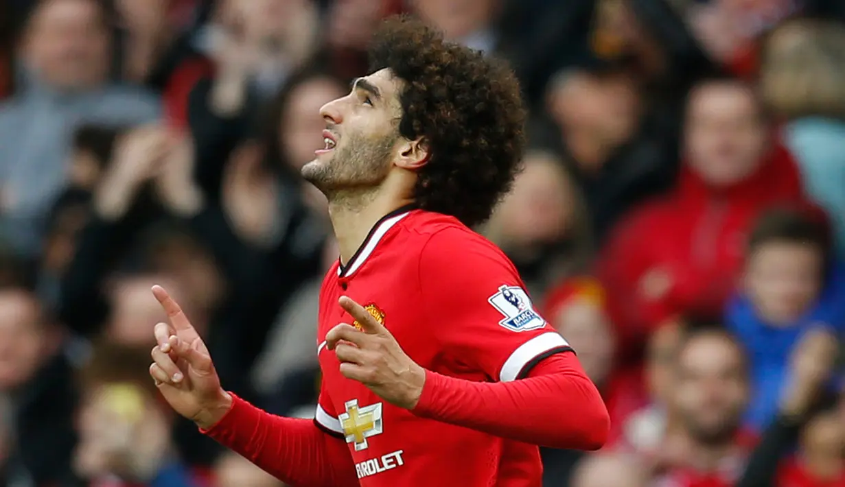 Gelandang Manchester United, Marouane Fellaini merayakan selebrasi usai mencetak gol ke gawang Tottenham saat Laga Liga Premier Inggris di Stadion Old Trafford, Inggris(15/3/15). Manchester United menang 3-0 atas Tottenham Hotspur. (Reuters/Carl Recine)