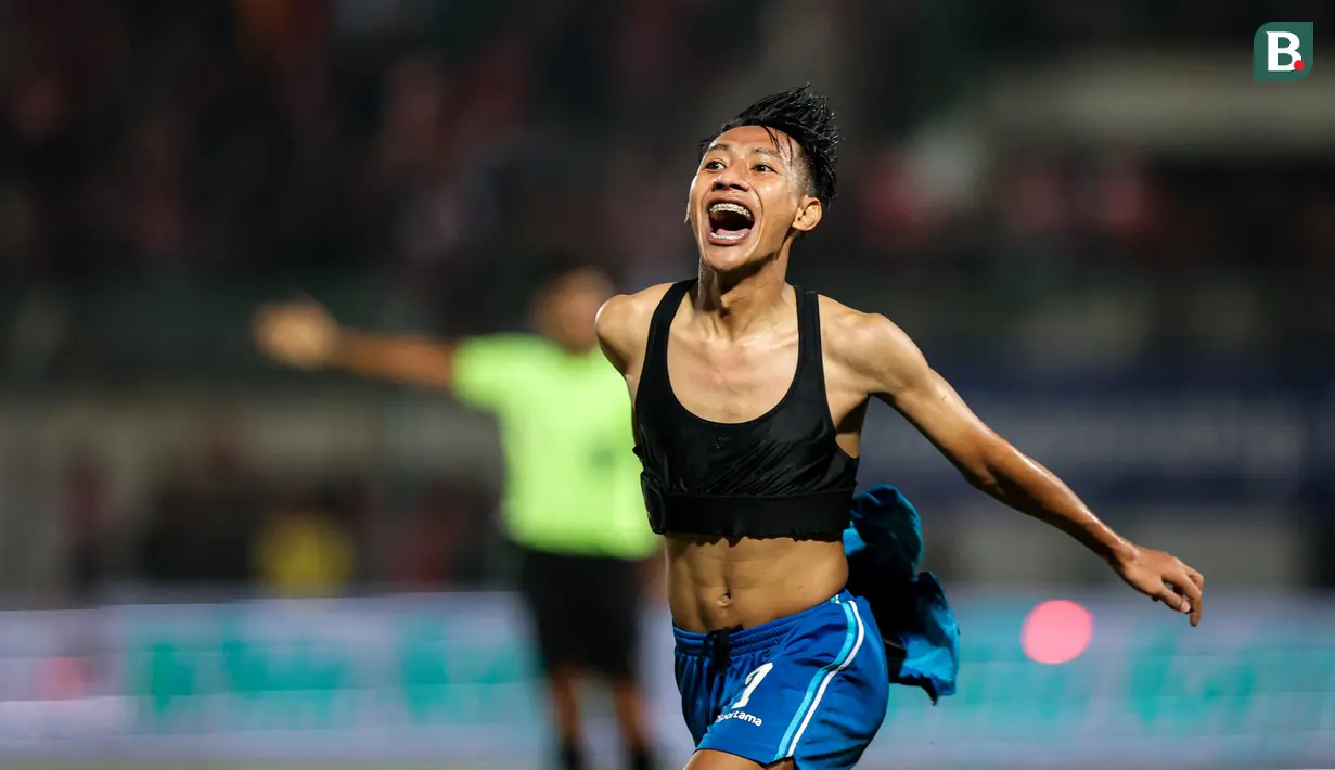 Selebrasi gelandang Persib Bandung, Beckham Putra setelah mencetak gol ketiga timnya ke gawang Madura United pada laga leg kedua final Championship Series BRI Liga 1 2023/2024 di Stadion Gelora Bangkalan, Madura, Jumat (31/5/2024). (Bola.com/Bagaskara Lazuardi)