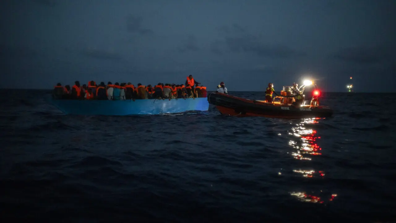 FOTO: Momen Penyelamatan Imigran di Laut Mediterania