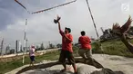 Warga berlatih burung dara kolong lapak tanggul di pesisir Banjir Kanal Barat, Petamburan, Tanah Abang, Jakarta, Rabu (27/2). Latihan yang digelar setiap sore ini diikuti sejumlah komunitas burung dara. (Liputan6.com/Fery Pradolo)