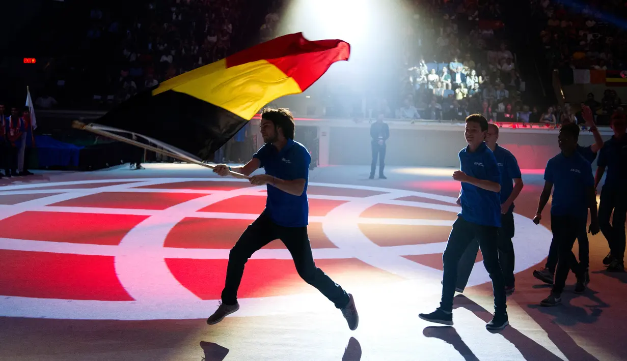 Selain Afghanistan, Tim robotik Belgia turut hadir memeriahkan dengan melakukan pawai di upacara pembukaan The First Global Challenge di Washington, Amerika, Minggu (16/7).  Mereka bersaing dengan robotika sebanyak lebih dari 150 negara. (AP/Cliff Owen)