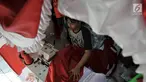 Pekerja menyelesaikan pembuatan bendera Merah Putih di Pasar Senen, Jakarta, Selasa (6/8/2019). Jelang perayaan Hari Kemerdekaan ke-74 RI, permintaan bendera Merah Putih di Pasar Senen meningkat dua kali lipat dari bulan biasa. (merdeka.com/Iqbal S. Nugroho)