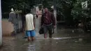 Warga beraktivitas saat banjir merendam kawasan Cipinang Melayu, Jakarta Timur, Senin (5/2). Akibat intensitas hujan yang cukup tinggi, permukiman di wilayah Cipinang Melayu tergenang air setinggi 30-40 cm. (Liputan6.com/Arya Manggala)