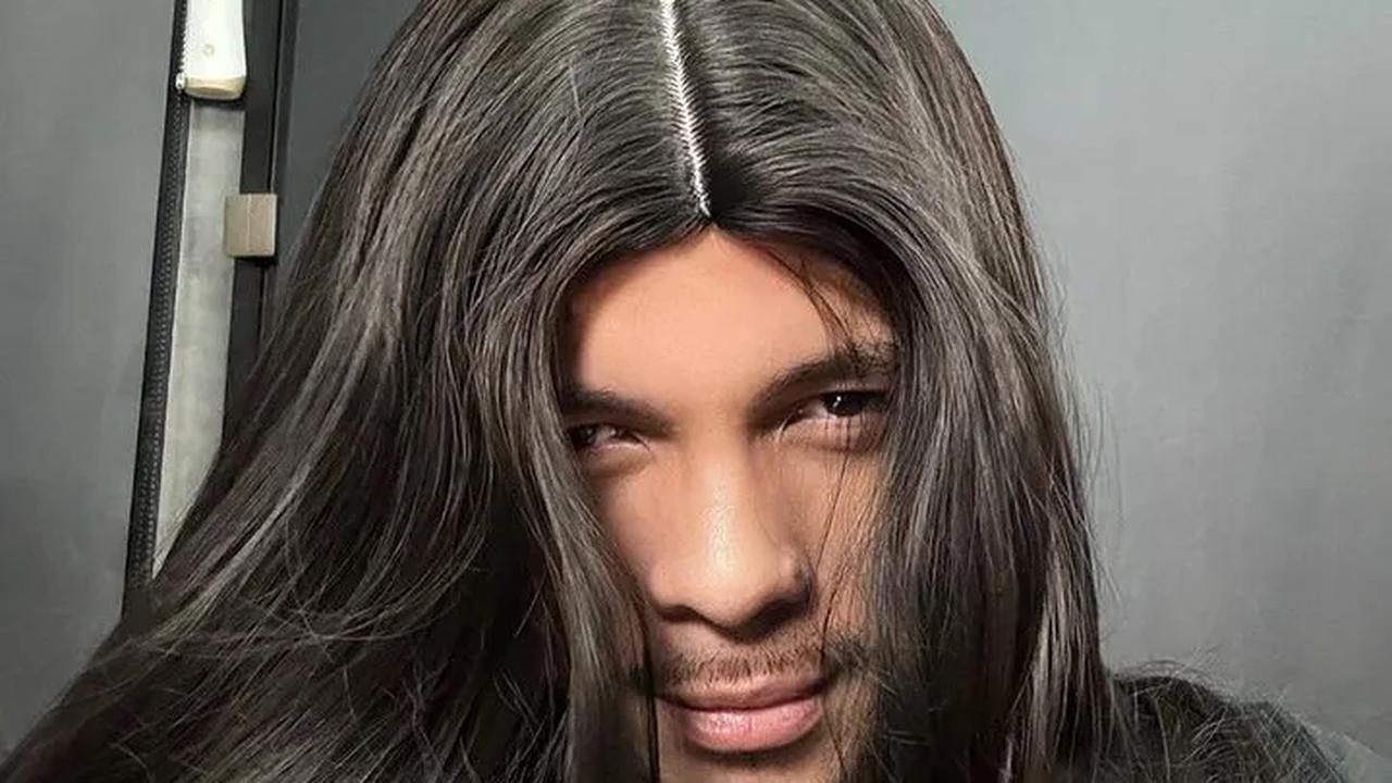 Foto Atta Halilintar dengan rambut panjang langsung banjir komentar dari netizen. Foto Atta sampai dikira penyanyi Virzha.<br>