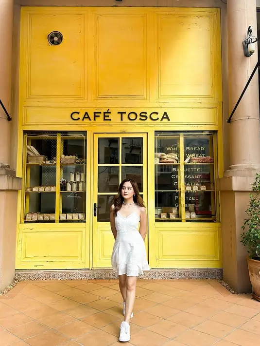 A-line dress sempurna dipadukan dengan sneakers putih untuk beri kesan kasual namun chic. Permanis tampilan dengan choker. [@salshabillaadr]