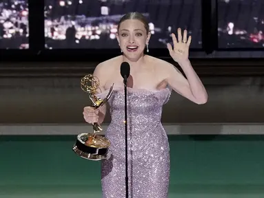 Amanda Seyfried menerima penghargaan untuk kategori pemeran utama wanita paling menonjol dalam serial “The Dropout” di Emmy Awards 2022 di Microsoft Theater, ‎Los Angeles, Amerika Serikat (12/9/2022).  Amanda Seyfried memenangkan piala Emmy pertamanya di kategori Outstanding Lead Actrees in a Limited or Anthology Series or Movie.  (AP Photo/Mark Terrill)