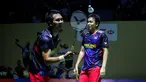 Ekspresi kecewa pebulu tangkis ganda putra Indonesia, Mohammad Ahsan/Hendra Setiawan setelah kalah dari pasangan China, Liang Wei Keng/Wang Chang pada babak 16 besar Indonesia Open 2024 di Istora Senayan, Jakarta, Kamis (06/06/2024). (Bola.com/Bagaskara Lazuardi)