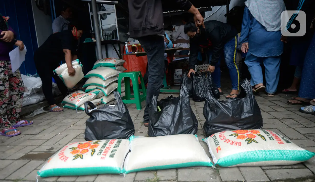 Petugas menyiapkan paket sembako untuk dibagikan kepada warga di Kelurahan Pondok Benda, Tangerang Selatan, Minggu (25/10/2020). Dua paket sembako dari Kementerian Sosial dan Presiden tersebut diberikan kepada 475 warga di seluruh Kelurahan Pondok Benda. (merdeka.com/Dwi Narwoko)
