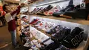 Penjual merapikan sepatu sneaker pada bazar Sneakerpeak Kemang Quatro di Lippo Mall Kemang, Jakarta, Rabu (20/11). Kegiatan bagi para pecinta sneaker mengusung tema Quatro. (Liputan6.com/Fery Pradolo)