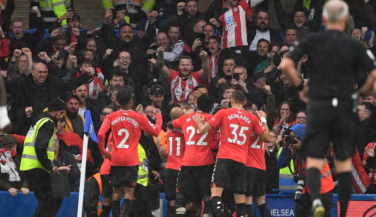 Southampton menyamakan skor 1-1 pada menit ke-61 melalui eksekusi penalti James Ward-Prowse. Penalti diberikan usai Valentino Livramento dijatuhkan Ben Chilwell di dalam kotak penalti. (AFP/Justin Tallis)