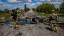 <p>Prajurit unit pasukan khusus Ukraina Kraken berbicara dengan seorang pria di jembatan yang hancur di jalan dekat desa Rus'ka Lozova, utara Kharkiv, pada 16 Mei 2022. Ukraina mengatakan pasukannya telah menguasai kembali wilayah di Perbatasan Rusia dekat kota terbesar kedua di negara itu Kharkiv, yang terus-menerus diserang sejak invasi Moskow dimulai. (Dimitar DILKOFF / AFP)</p>