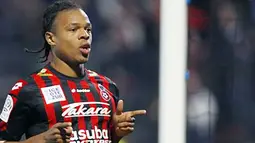 Gaya khas selebrasi gol striker Nice Loic Remy ke gawang Toulouse dalam lanjutan Ligue 1 di Ray Stadium, Nice, 22 November 2009. AFP PHOTO / VALERY HACHE 