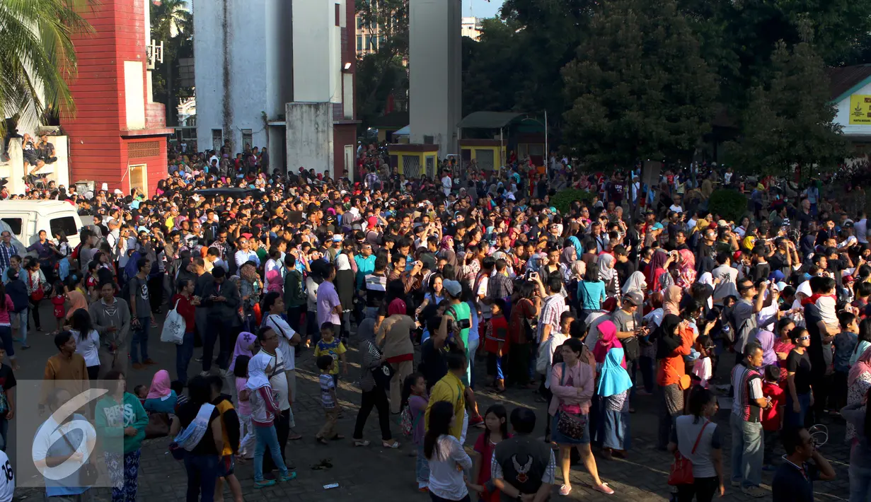 Suasana warga di halaman Taman Ismail Marzuki (TIM) saat menyaksikan Gerhana Matahari Total (GMT) 2016 di halaman Taman Ismail Marzuki (TIM), Jakarta, Rabu (9/3). Fenomena alam ini terjadi setiap 350 tahun. (Liputan6.com/Fery Pradolo)