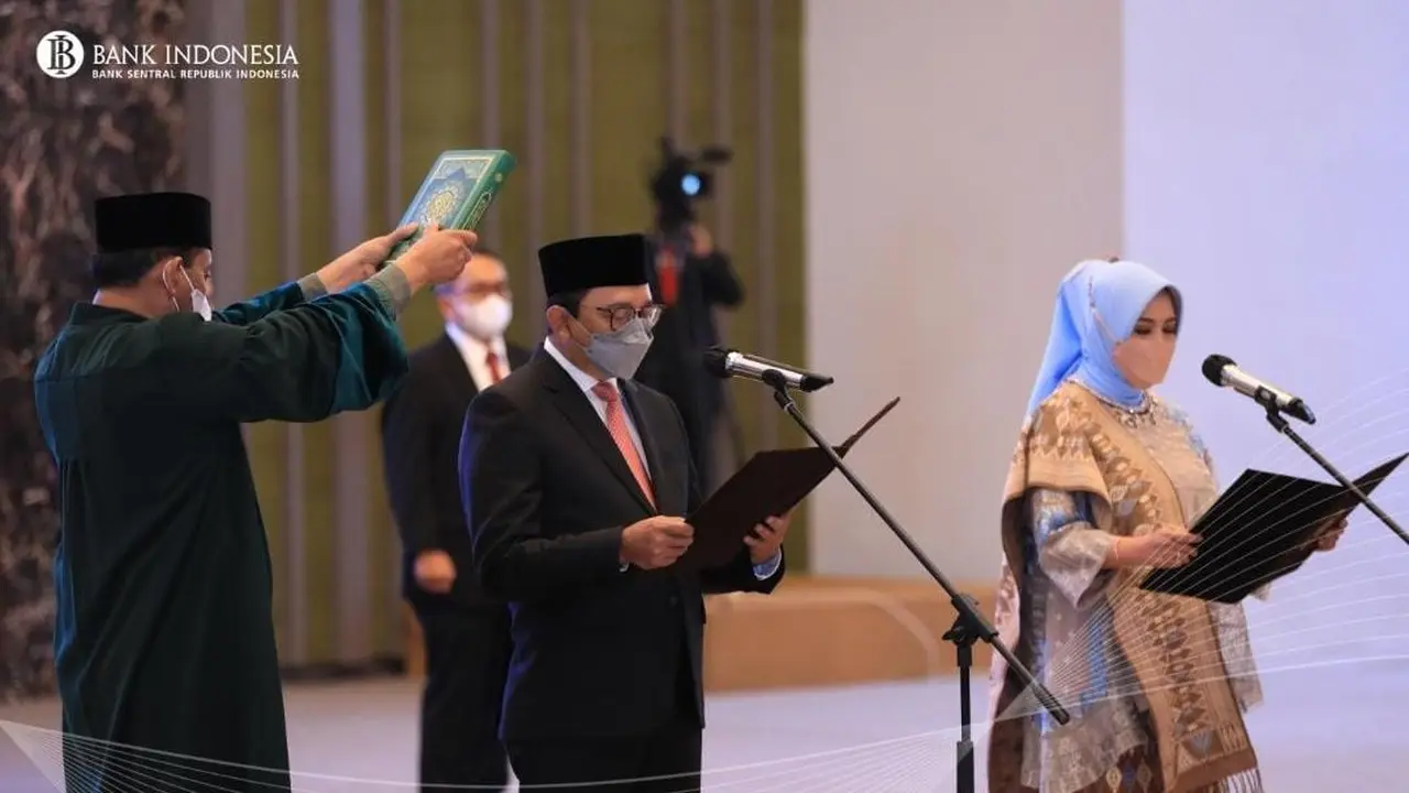 Ketua Mahkamah Agung (MA) Muhammad Syarifuddin, melantik Juda Agung dan Aida S. Budiman menjadi Deputi Gubernur Bank Indonesia (BI) periode 2022-2027 pada Kamis, (6/1/2021). (Dok BI)