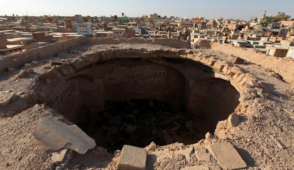 Kubah Decayed terlihat di pemakaman Wadi al-Salam, di Najaf, selatan Baghdad, Irak, 10 Agustus 2016. Sebagian besar masyarakat Irak meyakini banyak jasad raja, pangeran dan sultan bersemayam di sana. (REUTERS/Alaa Al-Marjani)