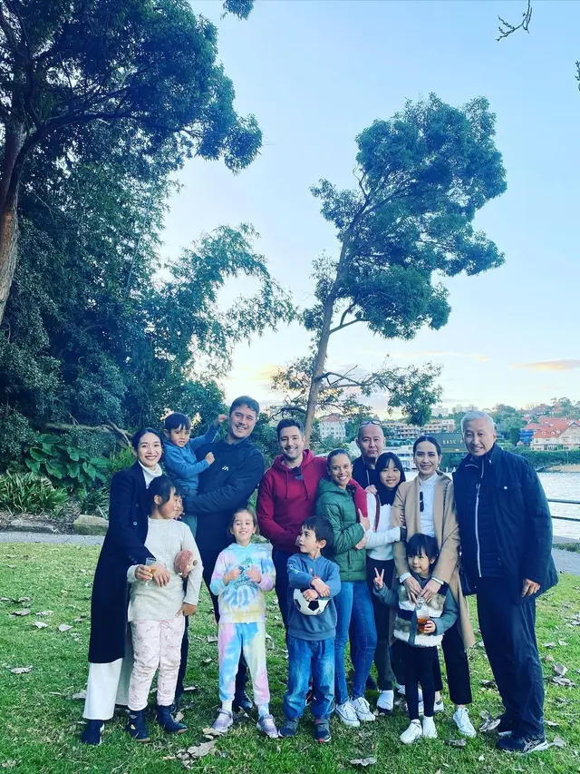 Seru Main Salju, Ini 7 Potret Liburan Happy Salma Kunjungi Nenek di Australia