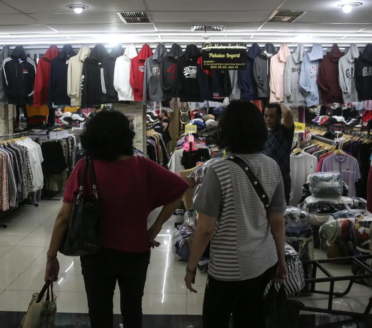 Menjelang Lebaran, baju bekas impor kembali menjadi buruan masyarakat. Setidaknya salah satu pusat bisnis baju bekas impor atau thrifting di Ibu Kota, yakni Pasar Senen, dipadati pengunjung beberapa hari terakhir.

Padahal, sudah sebulan terakhir pemeri