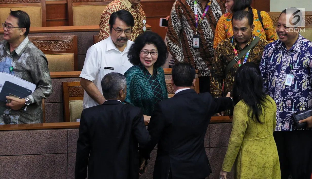 Menteri Kesehatan Nina Moelok saat menghadiri Rapat Paripurna di Kompleks Parlemen, Senayan, Jakarta, Rabu (13/2). Agenda utama rapat untuk pengambilan keputusan terhadap RUU Kebidanan. (Liputan6.com/JohanTallo)