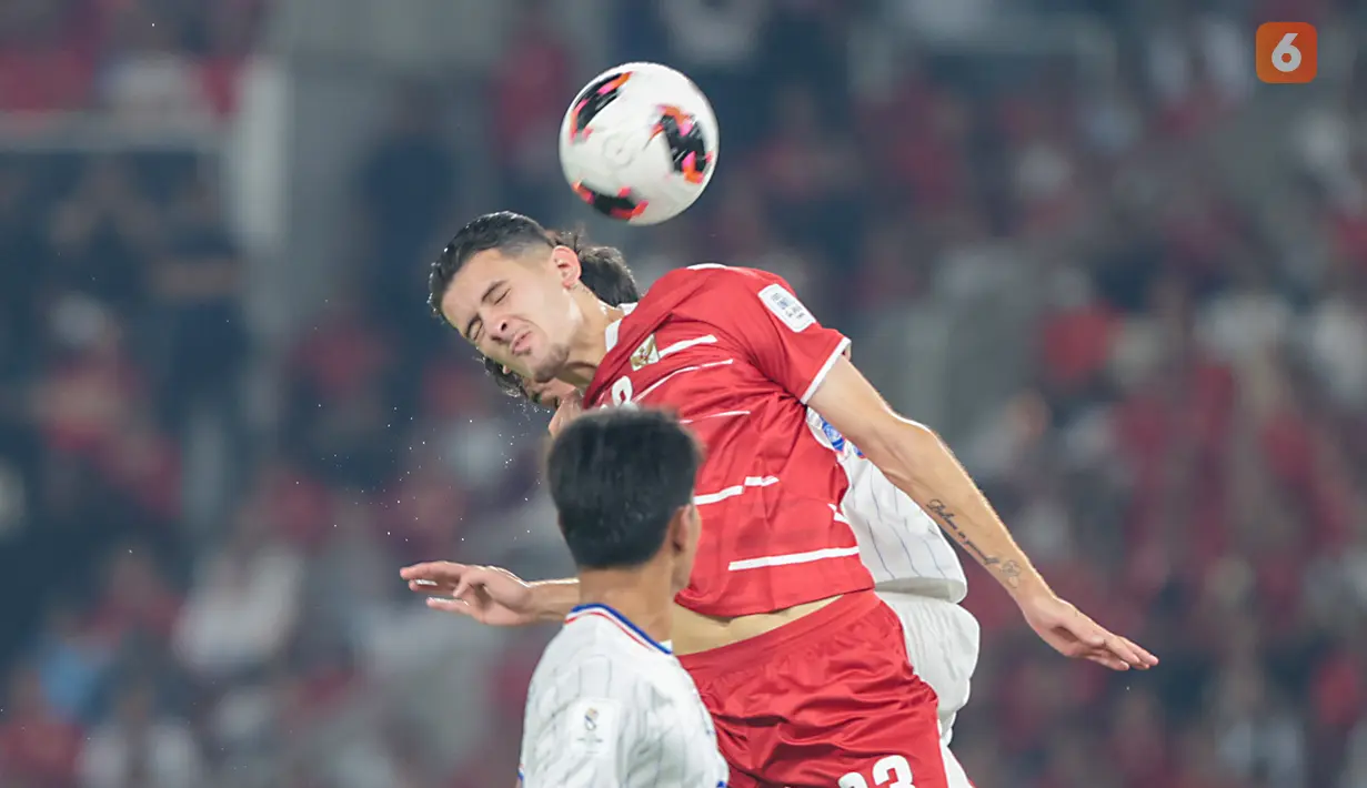 Pesepak bola Timnas Indonesia Justin Hubner berebut bola dengan pemain Thailand pada laga final FIFA ASEAN Cup 2026 di Stadion Utama Gelora Bung Karno (SUGBK), Jakarta, Senin (5/10/2026). Indonesia akhirnya menjuarai FIFA ASEAN Cup 2026 setelah menang 4-2 melalui adu penalti usai bermain imbang 2-2 hingga babak tambahan waktu.(KLY/Budy Santoso)