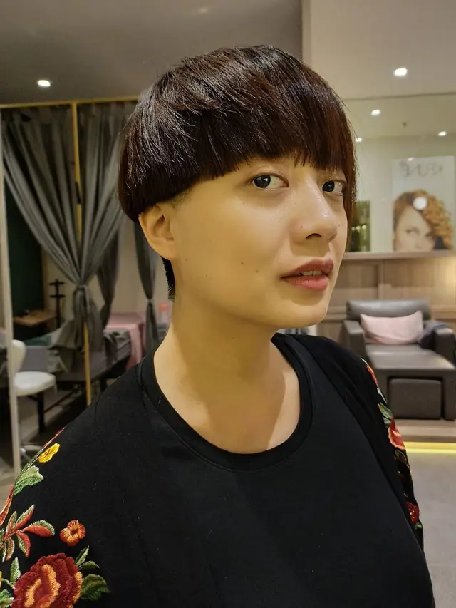 Potret Gaya Rambut Terbaru Leony (sumber : instagram/leonyvh)