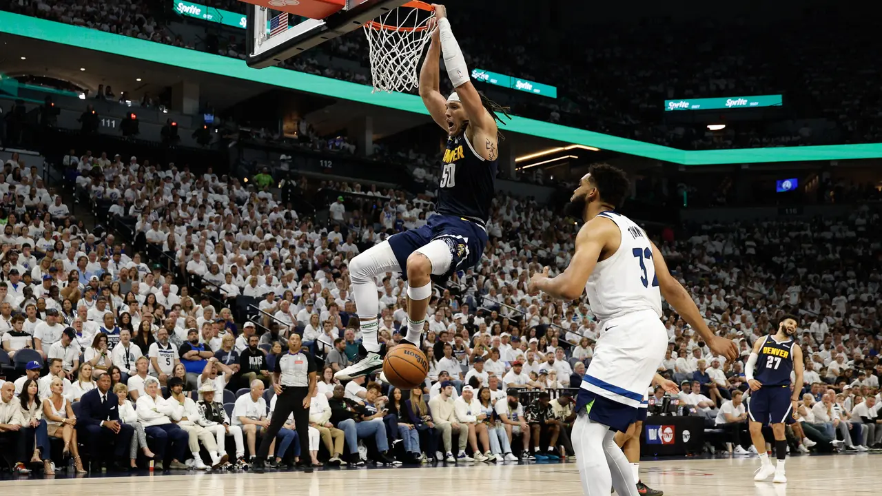 Aaron Gordon melakukan dunk saat Nuggets dijamu Timberwolves di play-off NBA