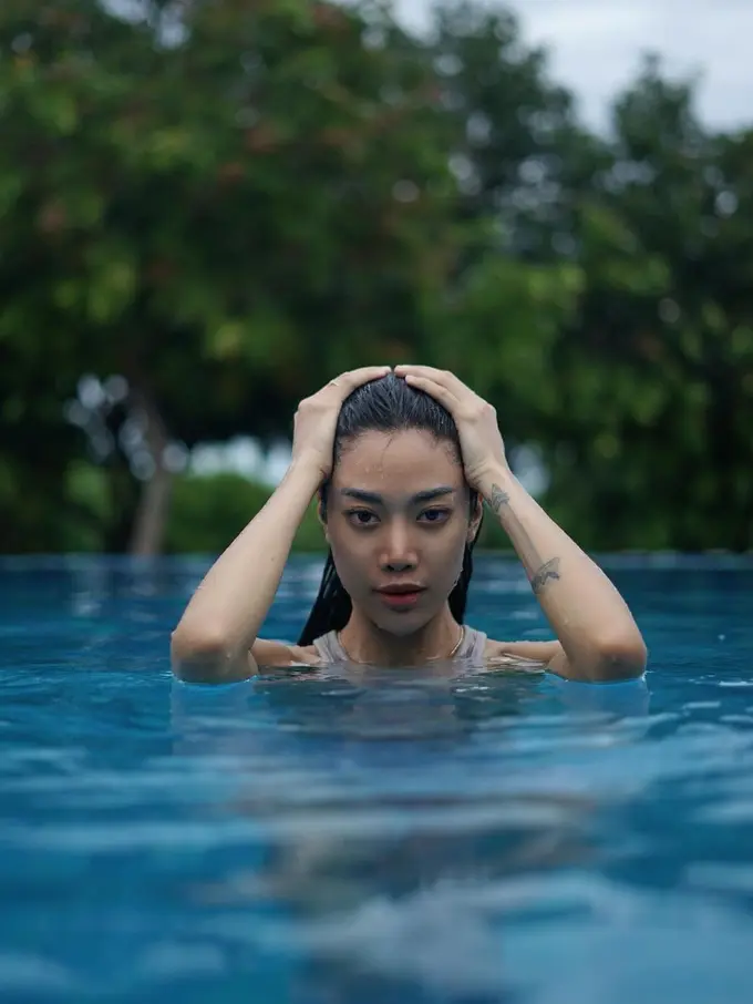 Widi Vierratale kenakan baju renang (Instagram/widikidiwdkdw)