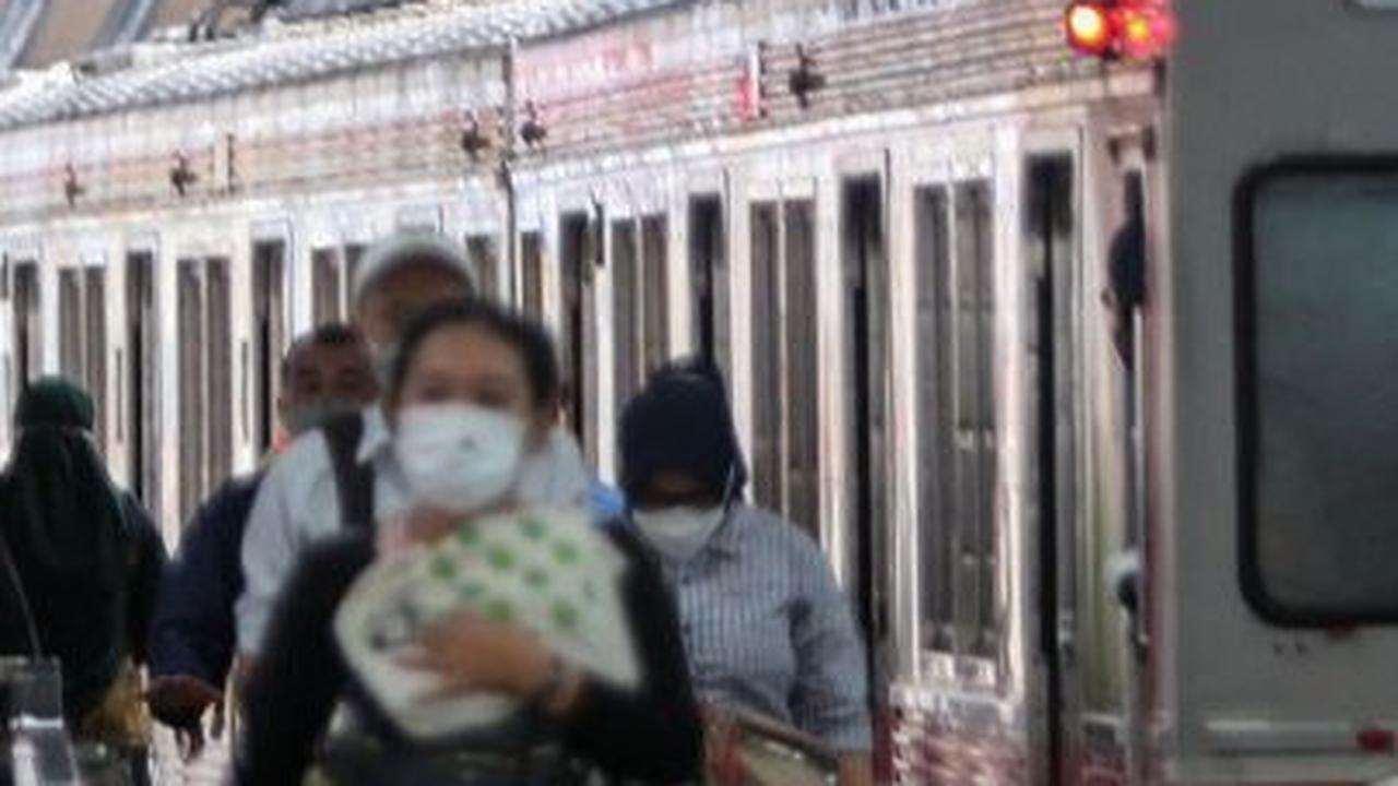 Kesal Tak Diperbaiki Pengguna KRL buat Peringatan 100 Hari Eskalator Stasiun Bekasi Rusak & Bawa Miniatur Kuburan