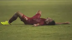 Gelandang Timnas Indonesia, Saddil Ramdani, tampak kecewa usai dikalahkan Jepang pada laga AFC U-19 Championship di SUGBK, Jakarta, Minggu (25/10). Indonesia kalah 0-2 dar Jepang. (Bola.com/Vitalis Yogi Trisna)