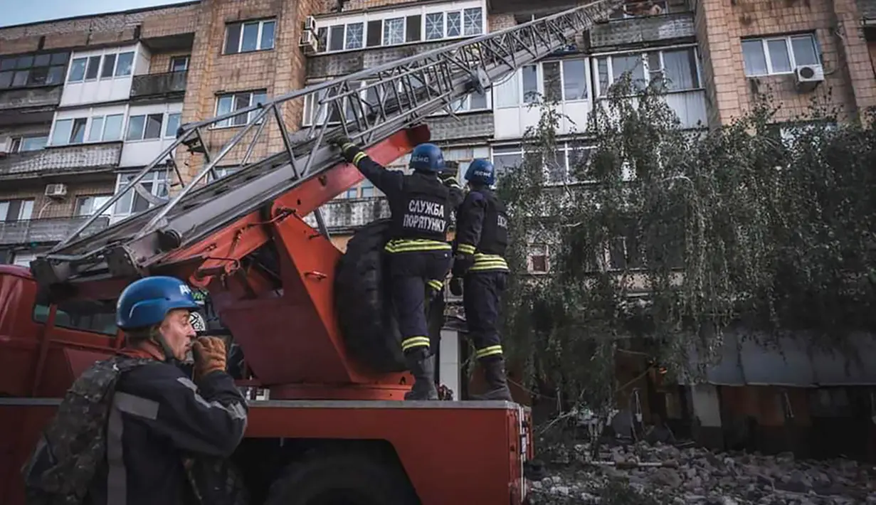 Pernyataan Volodymyr Zelensky tersebut disertai rekaman video yang memperlihatkan bangunan tempat tinggal lima lantai yang rusak, dengan salah satunya hancur sebagian. (Ukrainian Emergency Service via AP Photo)