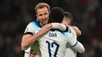 Striker Inggris #09 Harry Kane (kiri) berselebrasi dengan rekan setimnya setelah mencetak gol ke gawang  Malta pada duel lanjutan Kualifikasi Euro 2024 Grup C di Stadion Wembley, London, Sabtu (18/11/2023) dini hari WIB. (Glyn KIRK / AFP)