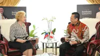 Ketua MPR RI Bambang Soesatyo saat menerima Duta Besar Rusia untuk Indonesia, H.E. Mrs. Lyudmila Georgievna Verobieva, di Ruang Kerja Ketua MPR RI, Jakarta, Selasa (26/11/19).