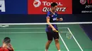 Pebulutangkis tunggal putera Indonesia, Jonatan Christie mengepalkan tangan saat melawan pemain Tiongkok, Lin Dan di babak kedua BCA Indonesia Open 2016, Jakarta, Kamis (2/6/2016). Jonatan Christie unggul 21-12, 21-12. (Liputan6.com/Helmi Fithriansyah)