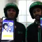 Driver Grab memperlihatkan aplikasi Mandiri e-cash dan Grab saat penandatanganan perjanjian kerja sama antara Bank Mandiri dengan Grab Indonesia, Jakarta, Kamis (18/8). (Liputan6.com/Angga Yuniar)