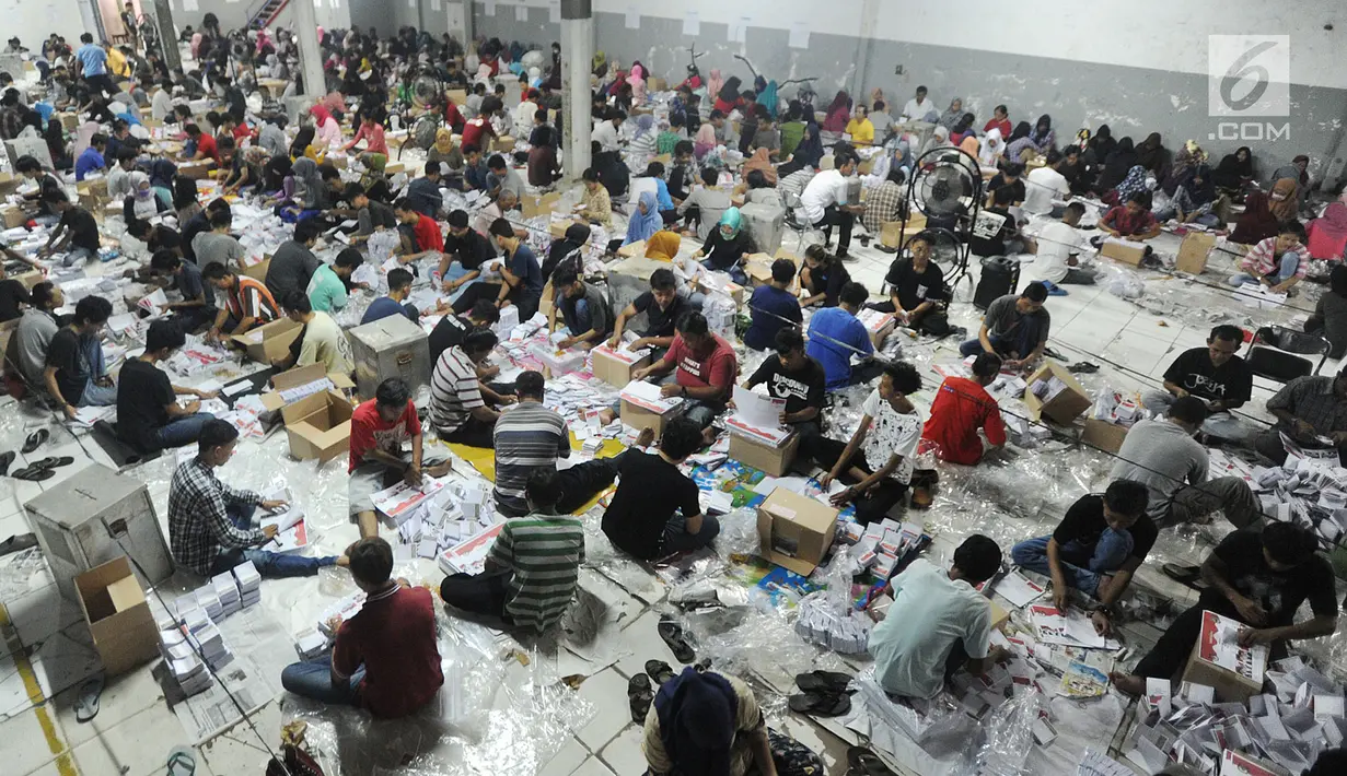 Ratusan warga melipat dan menyortir surat suara pemilihan Gubernur dan Wakil Gubernur Jawa Barat 2018 di gudang logistik Komisi Pemilihan Umum (KPU) Kabupaten Bogor di Cibinong, Jawa Barat (25/5). (Merdeka.com/Arie Basuki)