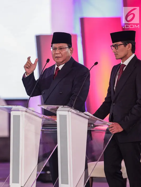 Capres dan Cawapres nomor urut 02 Prabowo Subianto-Sandiaga Uno memaparkan visi misi di Debat Pilpres 2019 pertama di Jakarta, Kamis (17/1). Debat perdana ini mengangkat tema hukum, hak asasi manusia, terorisme, dan korupsi. (Liputan6.com/Faizal Fanani)